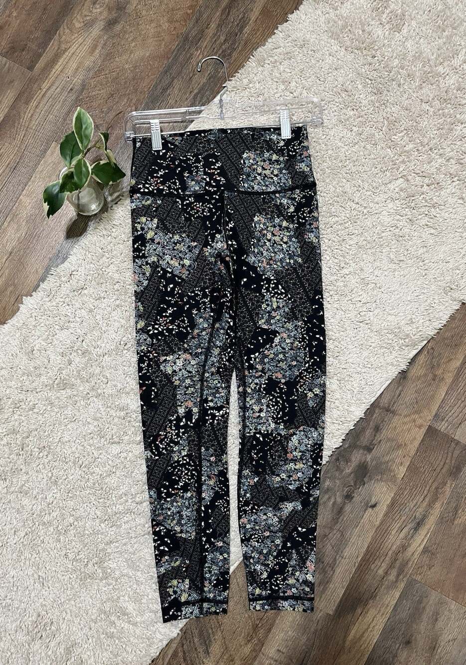 Lululemon Size 6 Black Multicolor Floral Wunder Under High-Rise 7/8 Leggings